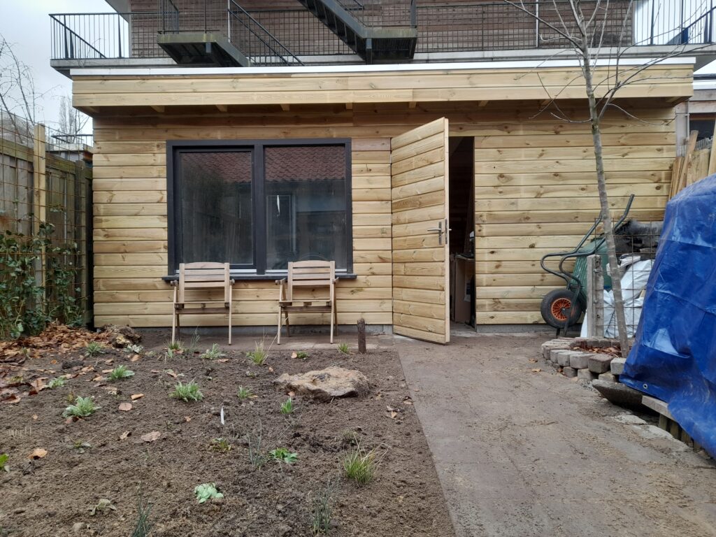 timmerwerk in de tuin, tuinschuur bij tuinaanleg in amersfoort 