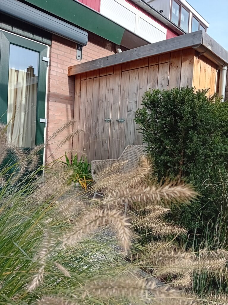 tuinontwerp en aanleg van nieuwe achtertuin in Amersfoort door ecologisch duurzaam en circulair hoveniersbedrijf "een tuin van jerry" uit Amersfoort