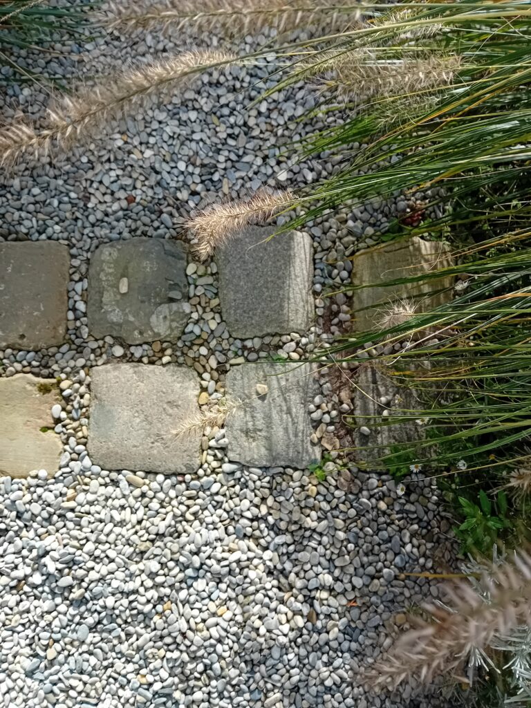 tuinontwerp en aanleg van nieuwe achtertuin in Amersfoort door ecologisch duurzaam en circulair hoveniersbedrijf "een tuin van jerry" uit Amersfoort