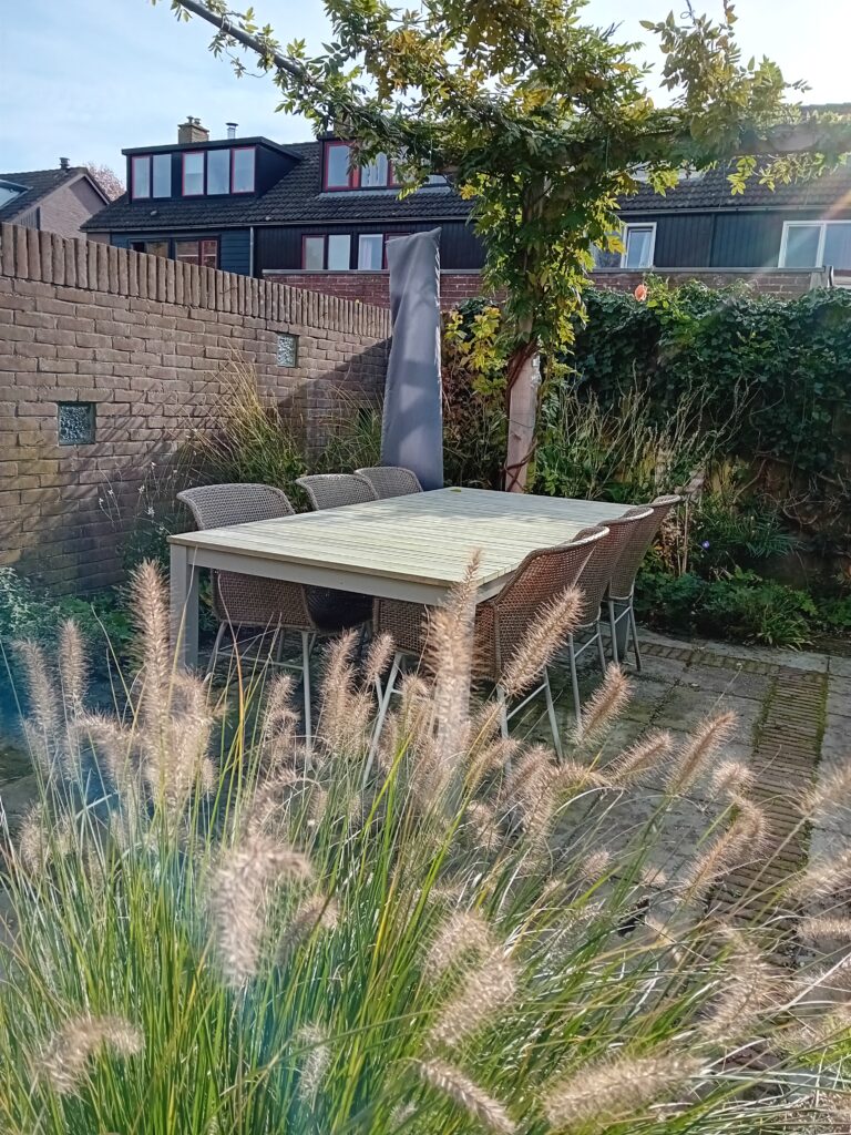 tuinontwerp en aanleg van nieuwe achtertuin in Amersfoort door ecologisch duurzaam en circulair hoveniersbedrijf "een tuin van jerry" uit Amersfoort