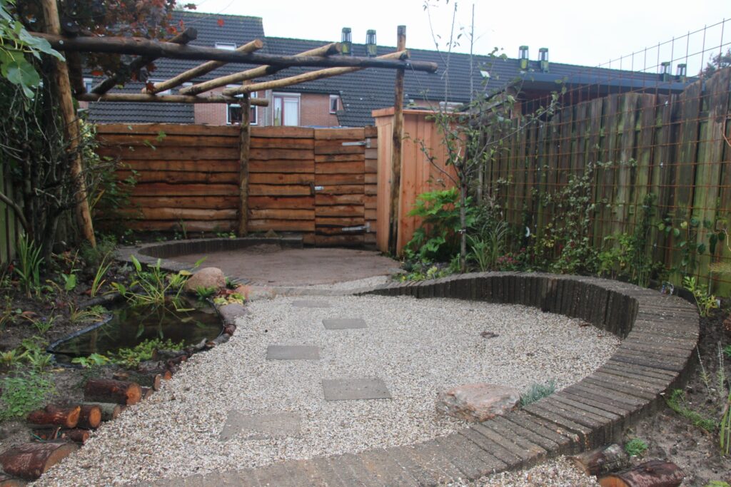 tegelwippen 
creatief tuinontwerp
robuste natuurlijke pergola