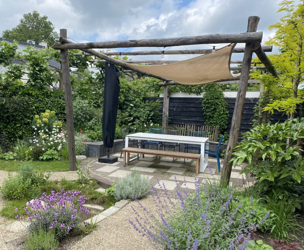 creatief tuinontwerp tuin aanleg soest stoere pergola vlonder met zandbak wadi waterspeelplek soest
vlinders en bijen in de tuin ecologisch tuinontwerp